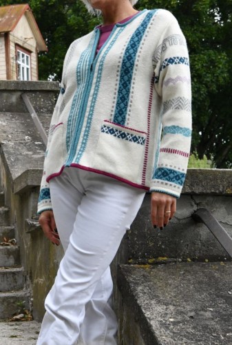 T-659 AA Short cardigan in wool, with pockets